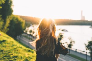 vrouw staat in zonlicht